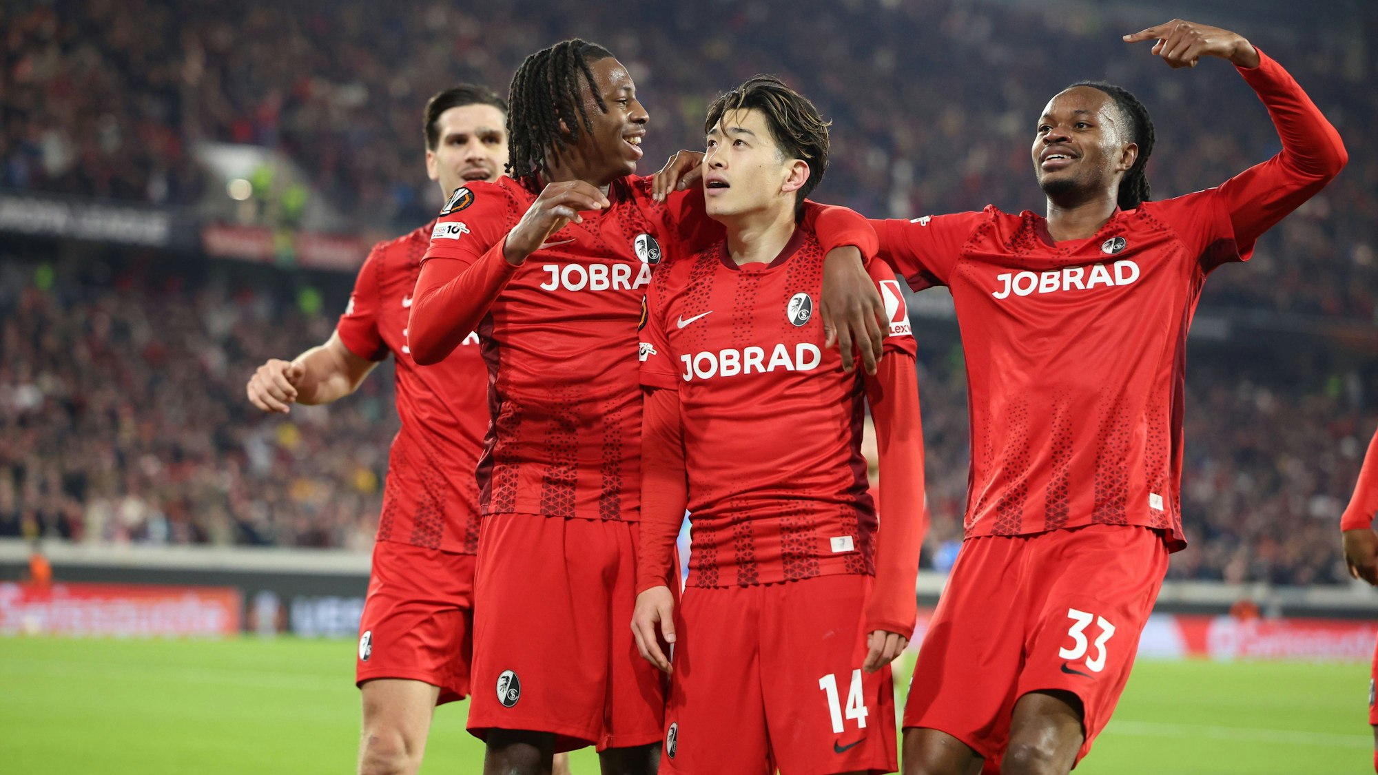 Die Mannschaft vom SC Freiburg jubelt gemeinsam.