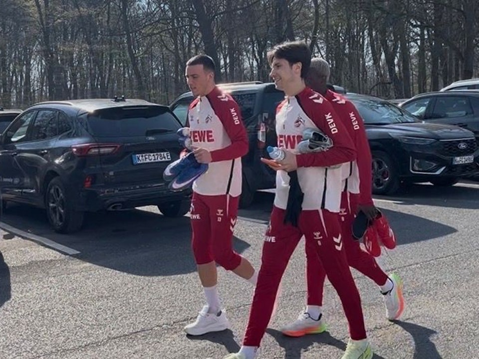Die FC-Profis Said El Mala, Denis Huseinbasic und Ragnar Ache machen sich am Geißbockheim auf zum Training.