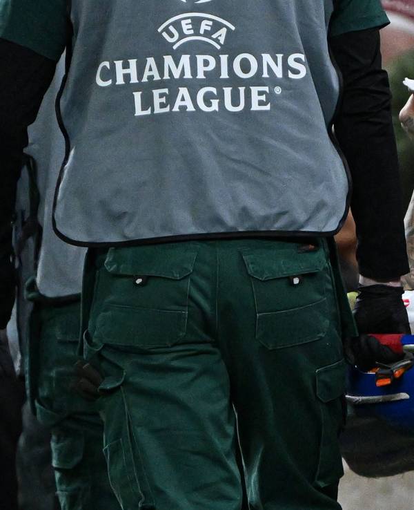 Der am Finger verletzte Noa Lang wird in der Champions League abtransportiert.