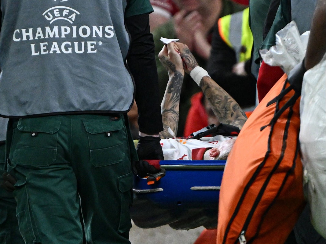 Der am Finger verletzte Noa Lang wird in der Champions League abtransportiert.