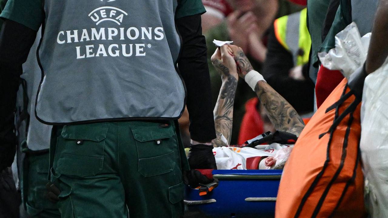 Der am Finger verletzte Noa Lang wird in der Champions League abtransportiert.