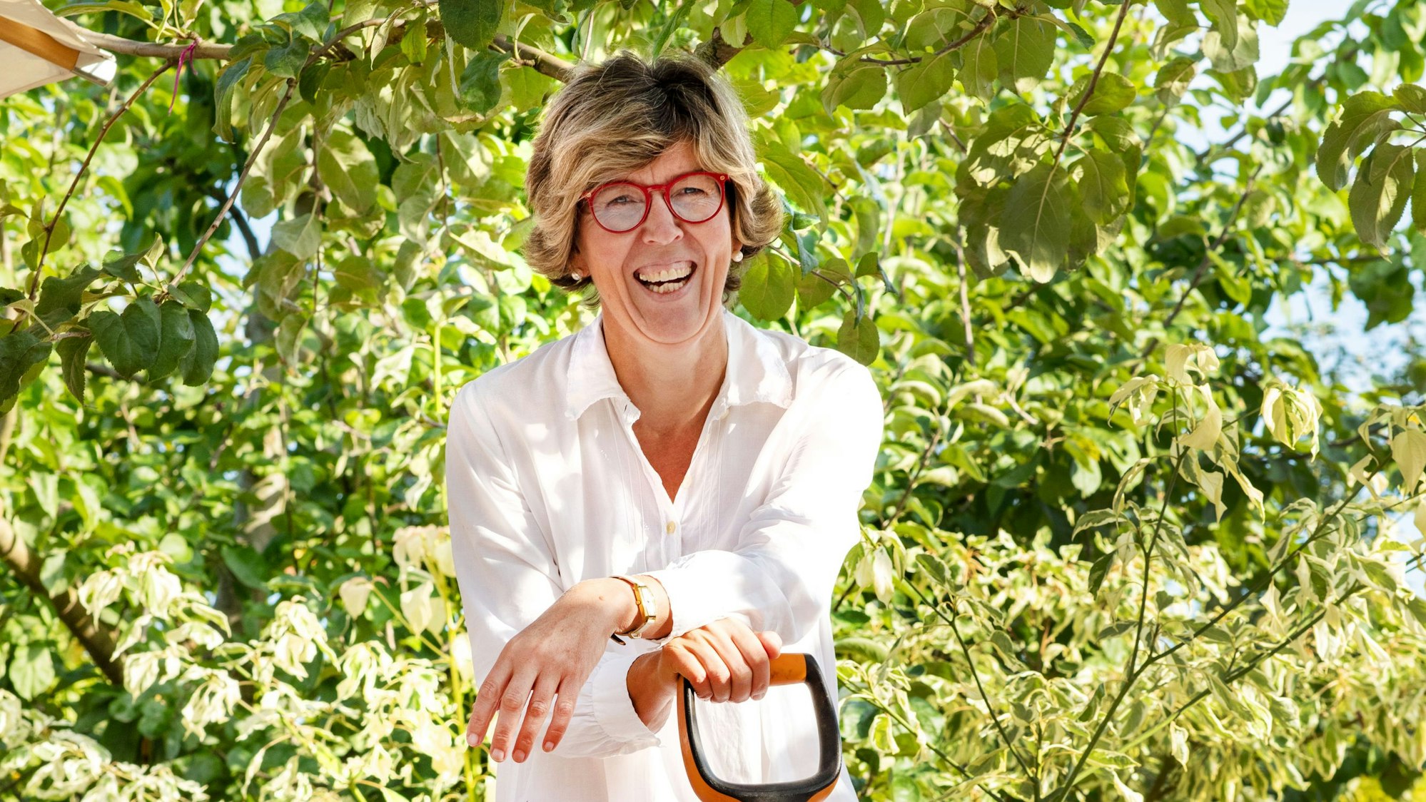 Bestsellerautorin, Comedienne und Krankenschwester Katrin Iskam in ihrem Garten