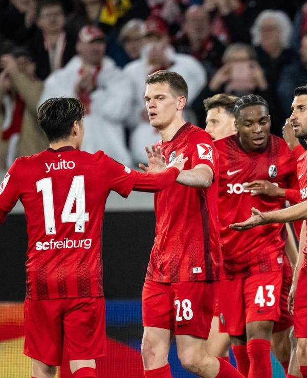 Die Mannschaft des SC Freiburg jubelt über einen Treffer.