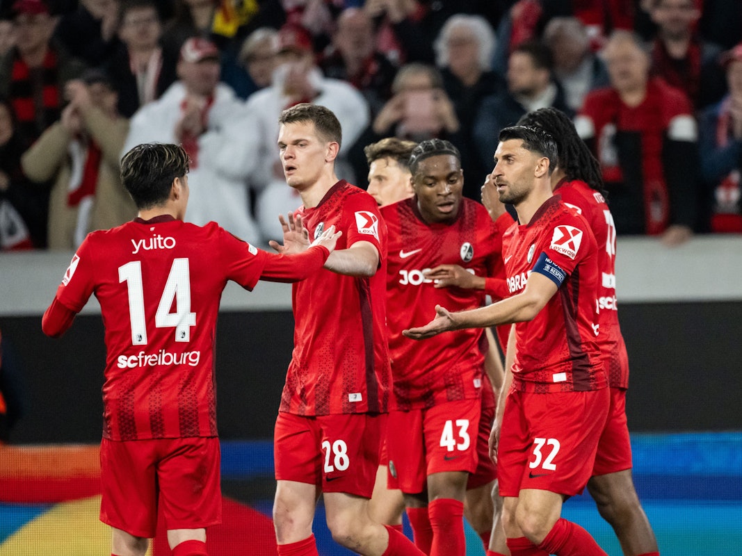 Die Mannschaft des SC Freiburg jubelt über einen Treffer.