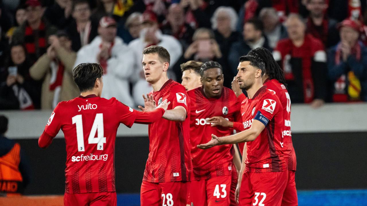Die Mannschaft des SC Freiburg jubelt über einen Treffer.