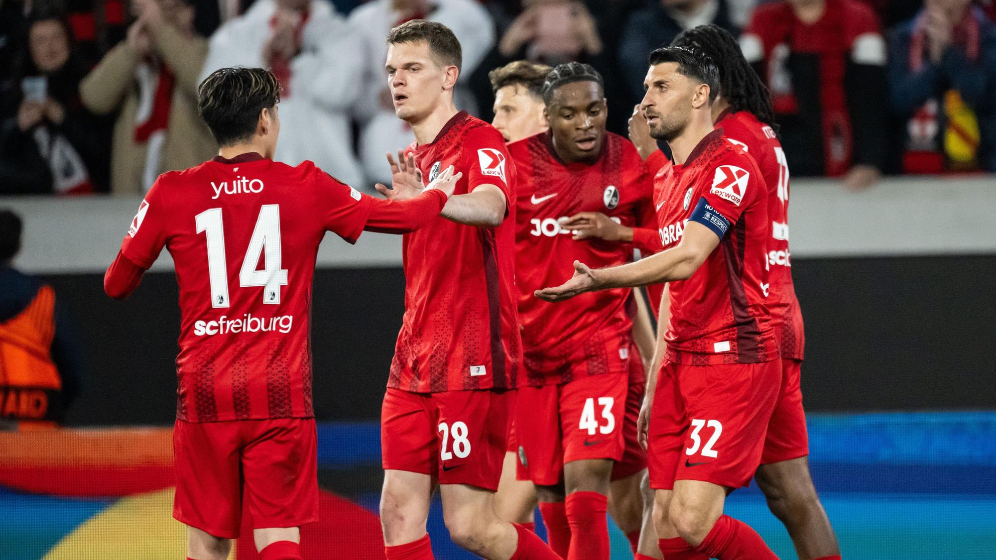 Die Mannschaft des SC Freiburg jubelt über einen Treffer.