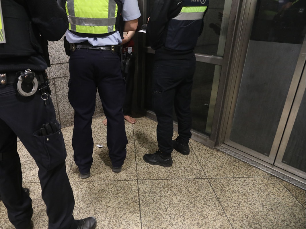 Die Kölner Polizei rückt täglich zu Einsätzen an Brennpunkten in der Innenstadt aus. Auf dem Archivbild zu sehen: ein Einsatz in der Hugopassage am Neumarkt.