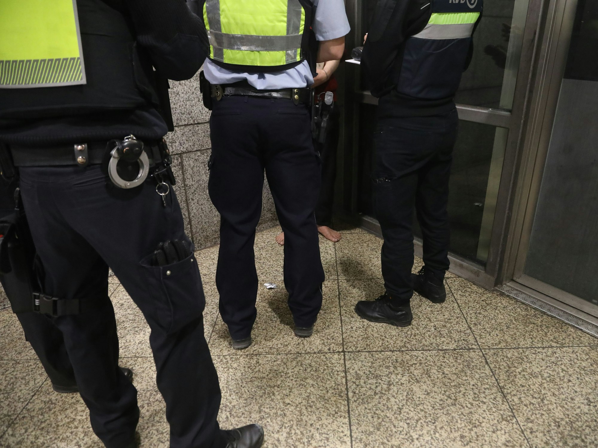 Die Kölner Polizei rückt täglich zu Einsätzen an Brennpunkten in der Innenstadt aus. Auf dem Archivbild zu sehen: ein Einsatz in der Hugopassage am Neumarkt.