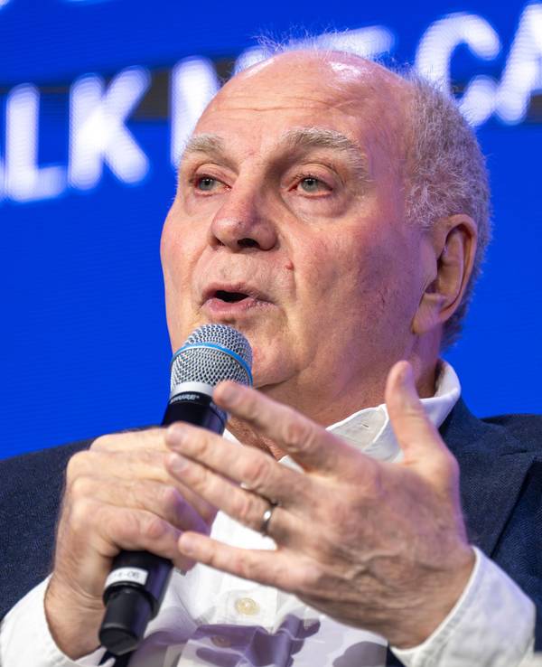 Uli Hoeneß, Ehrenpräsident des FC Bayern München, beim Talk „Wie bleibt Fußball Business-König“ auf dem Kongress Sport Marke Medien.