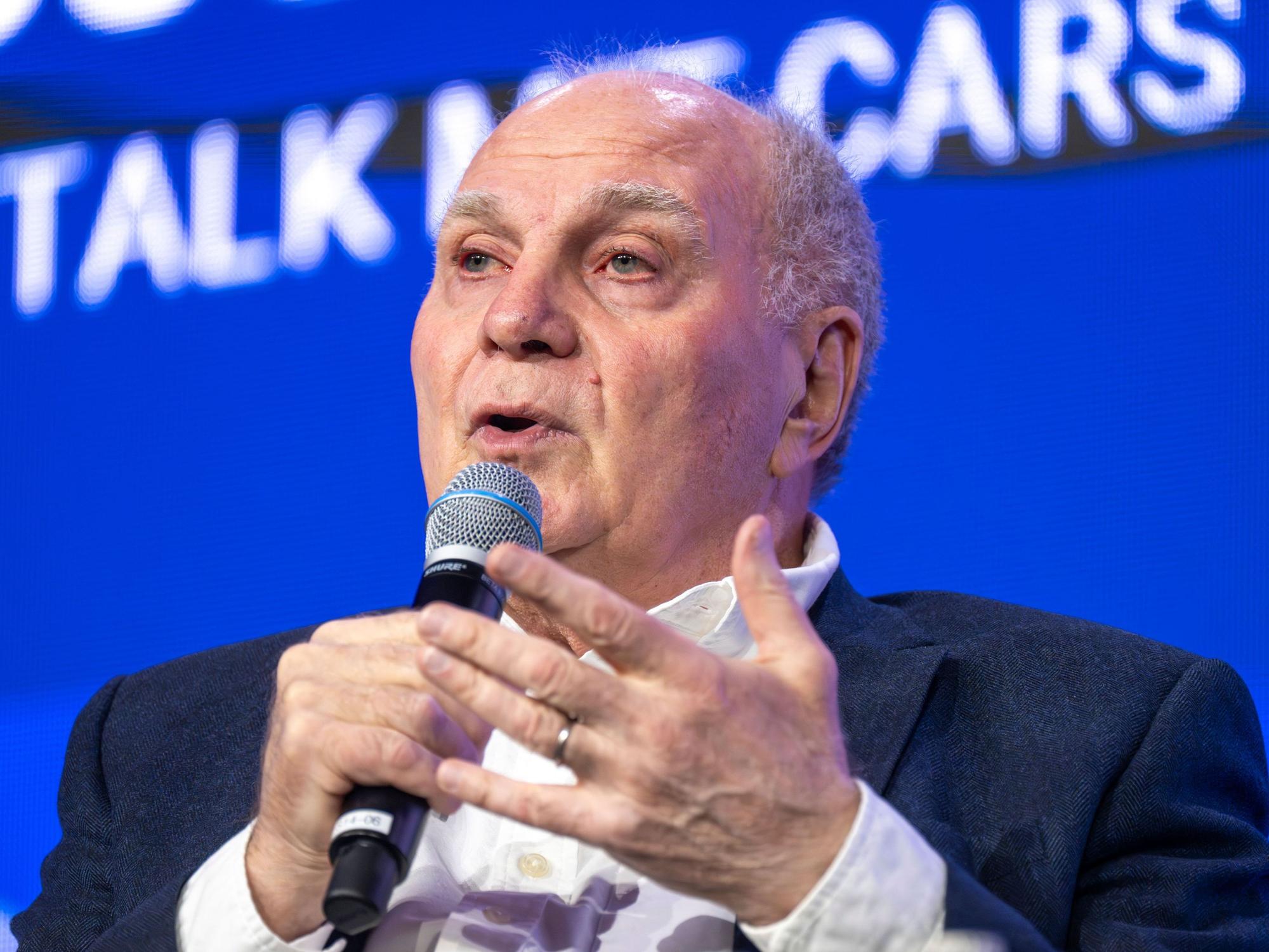 Uli Hoeneß, Ehrenpräsident des FC Bayern München, beim Talk „Wie bleibt Fußball Business-König“ auf dem Kongress Sport Marke Medien.