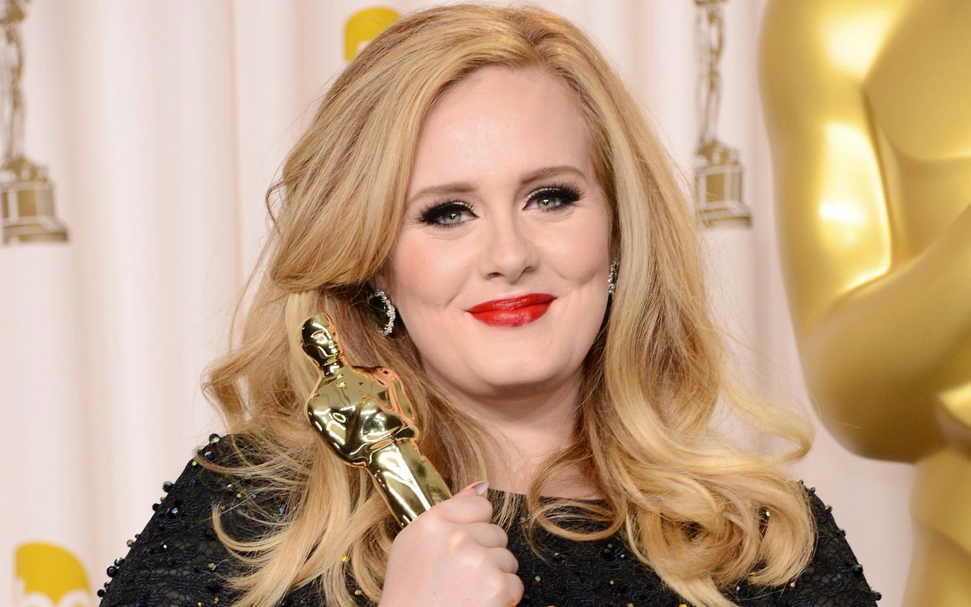 Gesungen hatte das Titellied zu „Skyfall“ die britische Ausnahmesängerin Adele, hier bei der 85. Oscar-Verleihung im Jahr 2013 in Los Angeles. (Bild: 2013 Getty Images/Jason Merritt)
