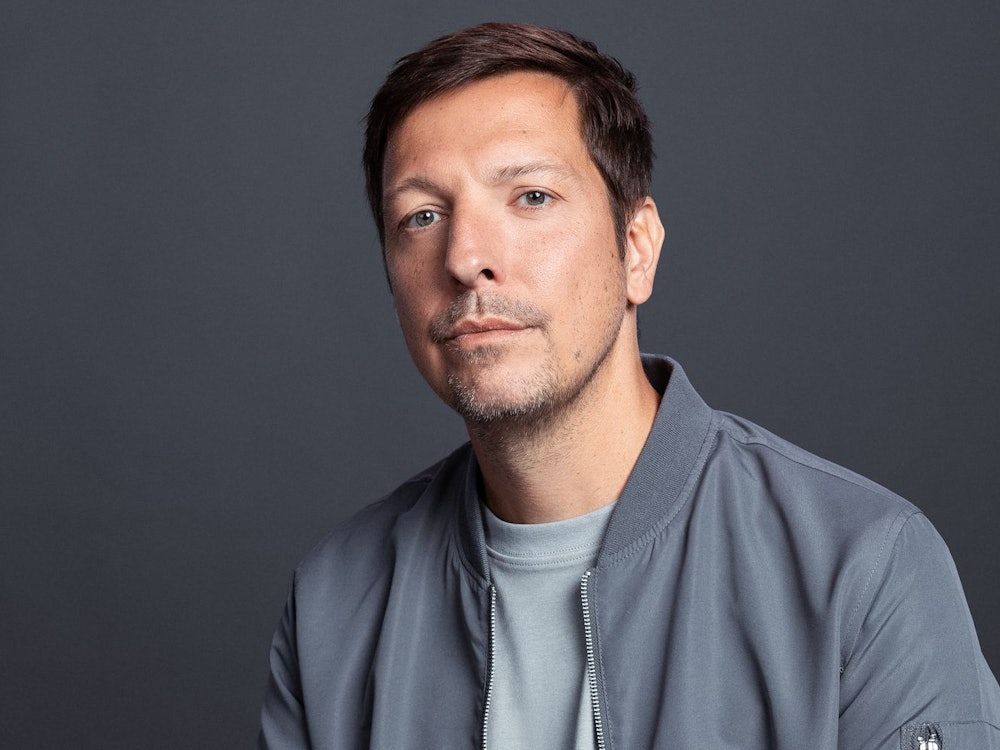 Thilo Mischke ist für seine neue Reportage in die Welt des Coachings eingestiegen. Welche Angebote sind seriös, und welche Warnsignale gibt es bei Modellen, von denen man eher die Finger lassen sollte? (Bild: Joyn/Nadine Rup)