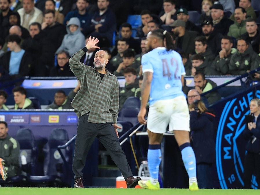 Pep Guardiola gestikuliert an der Seitenlinie.