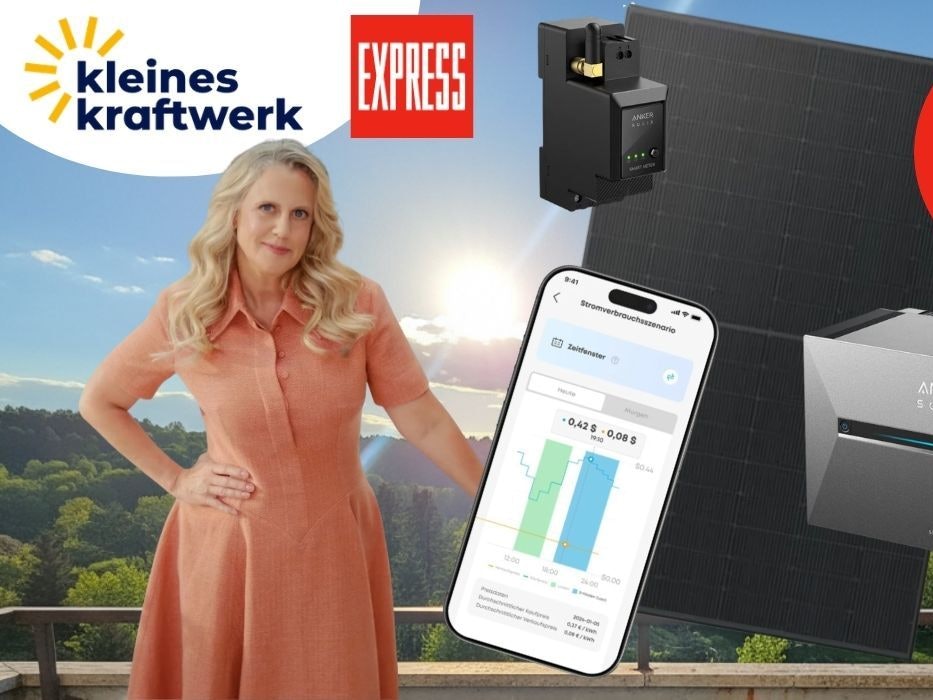 Barbara Schöneberger vor einem Balkon mit grüner Landschaft und Wäldern, blauem Himmel und Sonne im Hintergrund. Dazu Kleines Kraftwerk Balkonkraftwerk Set mit Anker Solix 3 Pro Solarbank und Zubehör.