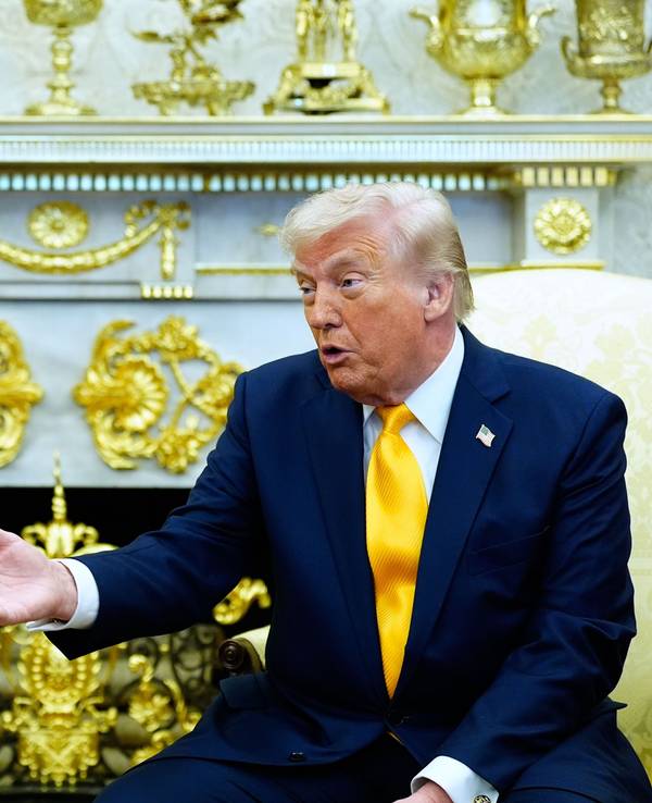 Präsident Donald Trump spricht mit Japans Premierministerin Sanae Takaichi im Oval Office des Weißen Hauses.
