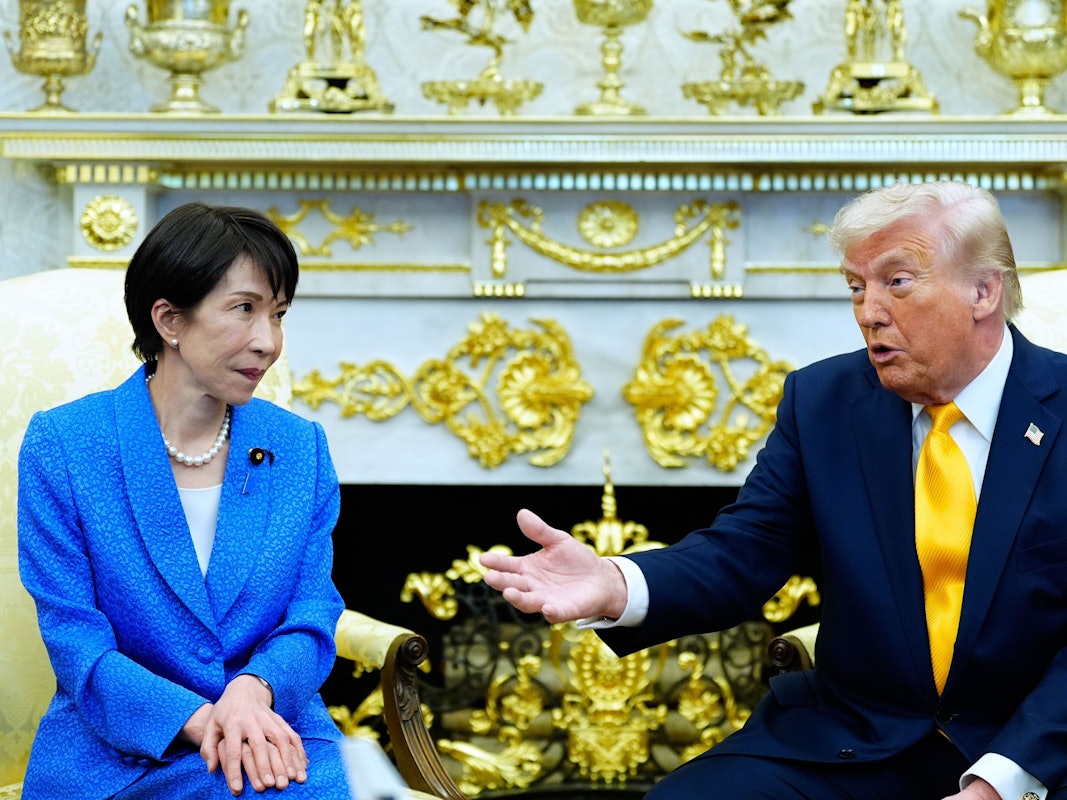 Präsident Donald Trump spricht mit Japans Premierministerin Sanae Takaichi im Oval Office des Weißen Hauses.