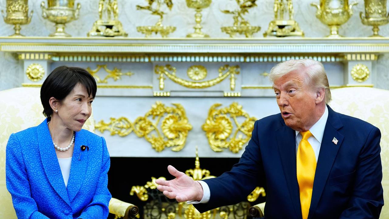 Präsident Donald Trump spricht mit Japans Premierministerin Sanae Takaichi im Oval Office des Weißen Hauses.