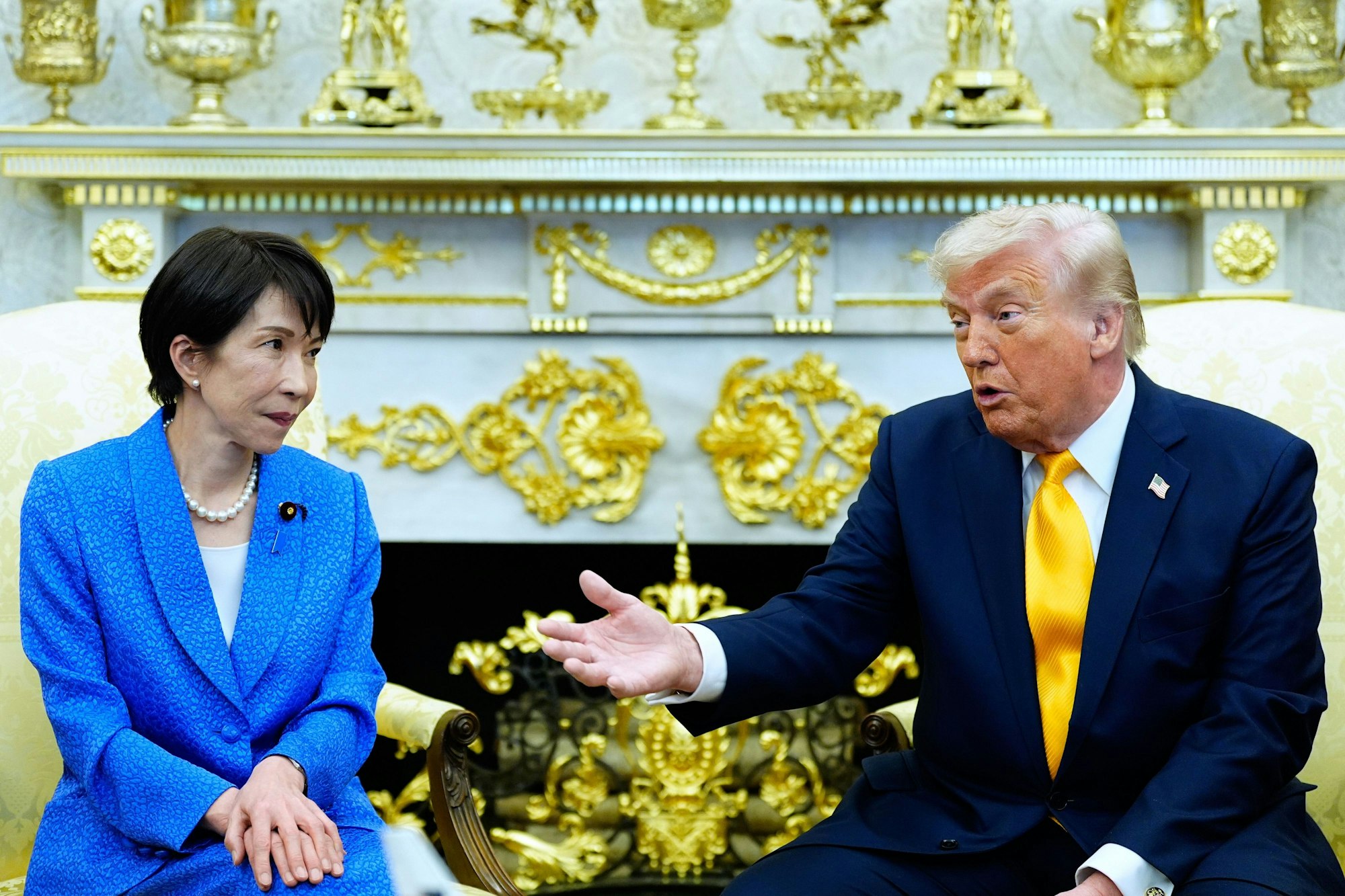 Präsident Donald Trump spricht mit Japans Premierministerin Sanae Takaichi im Oval Office des Weißen Hauses.