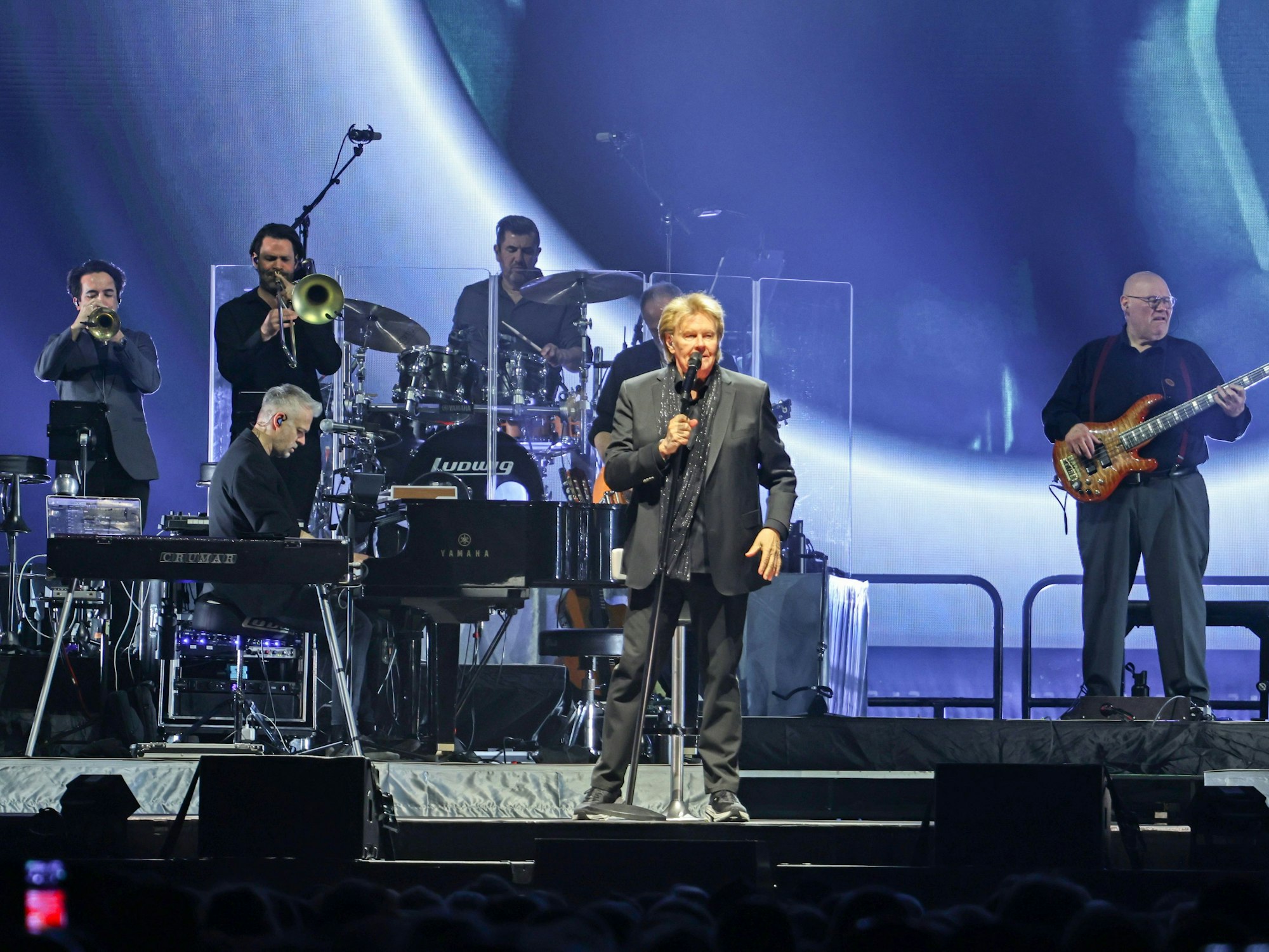 Howard Carpendale singt bei seinem Konzert auf der Bühne.