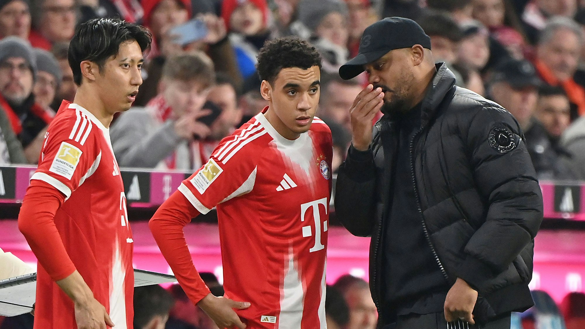 Vincent Kompany spricht vor der Einwechslung mit Jamal Musiala.