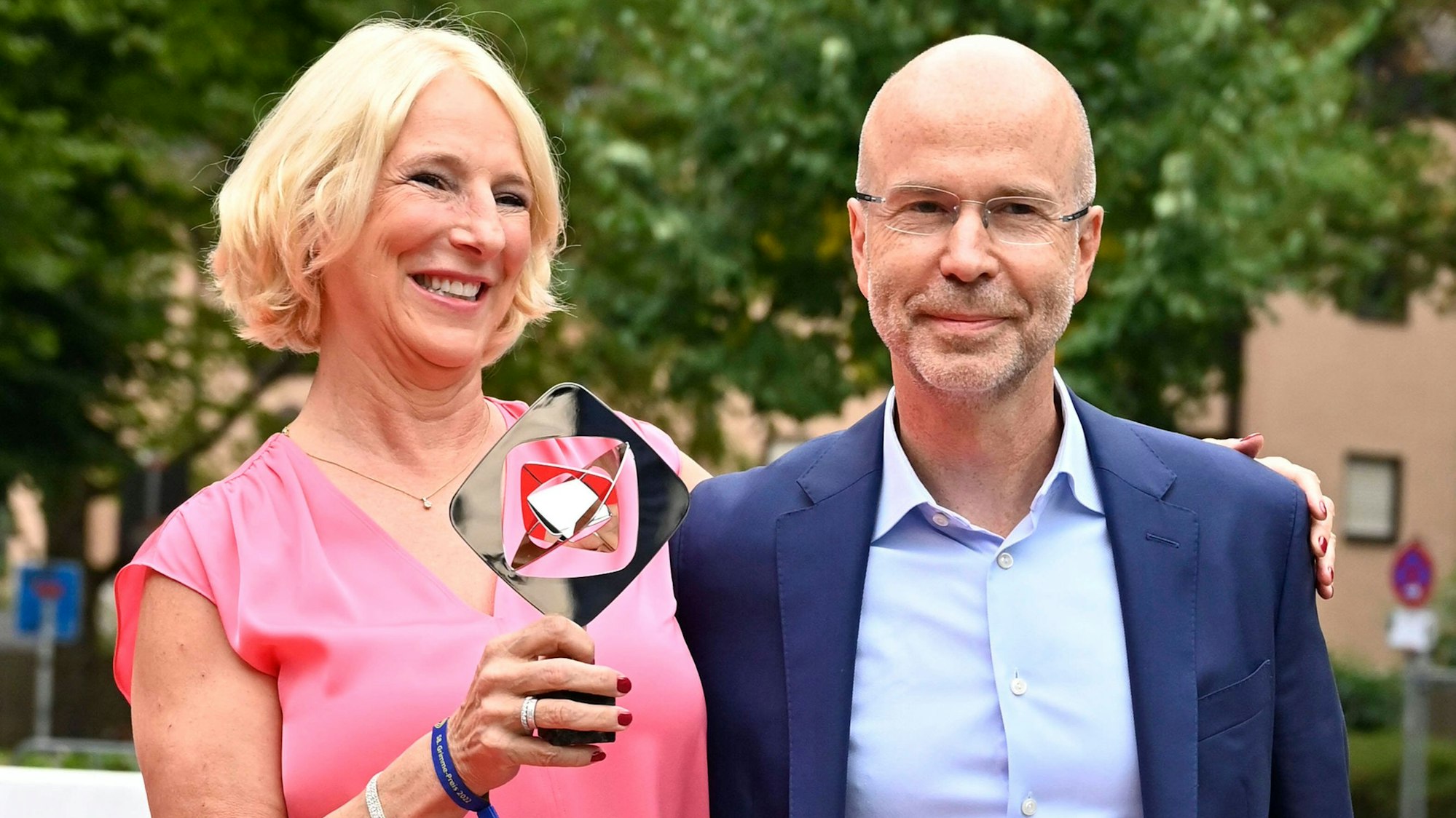 Katrin Eigendorf mit Ehemann Jörg Eigendorf bei der 58. Verleihung des Grimme Preises 2022 im Theater der Stadt Marl.