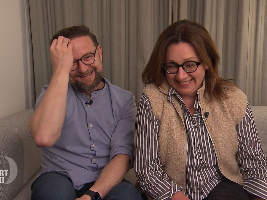Robert und Lilia lachen über ihre Kompetenzen als „Tatortreiniger“.
(Bild: RTL)