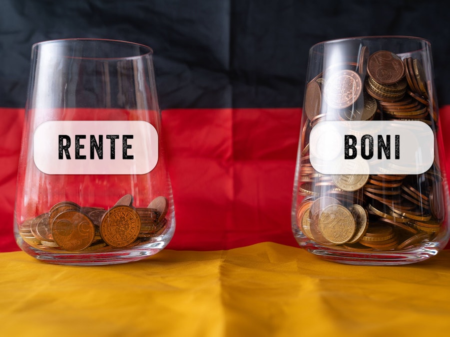 Zwei Gläser mit Münzen Rente und Boni