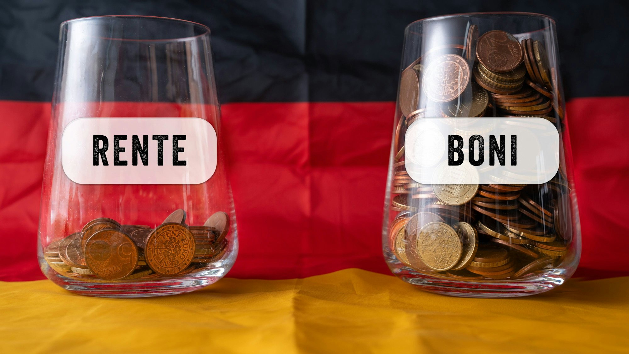 Zwei Gläser mit Münzen Rente und Boni