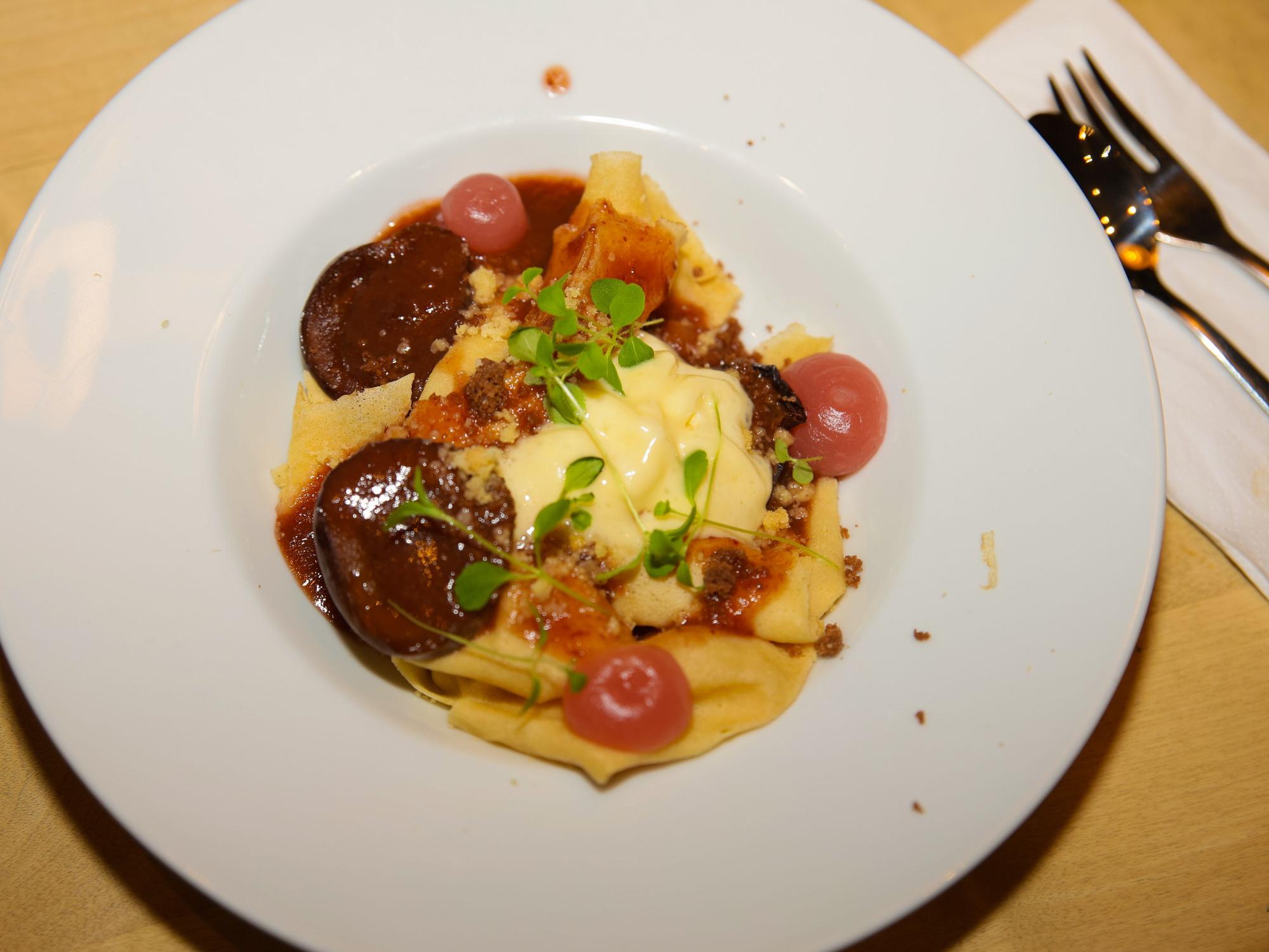 Sternekoch Maximilian Lorenz präsentiert sein Dessert.