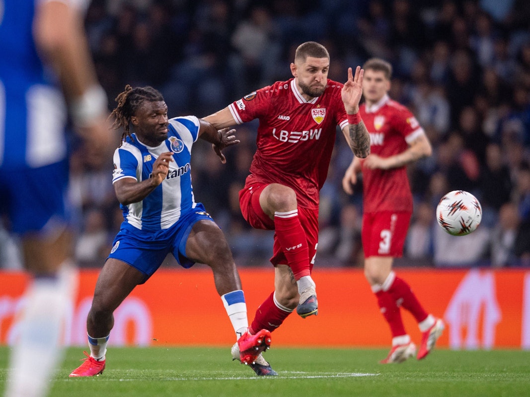 Julian Chabot (r.) und Terem Moffi im Zweikampf um den Ball.