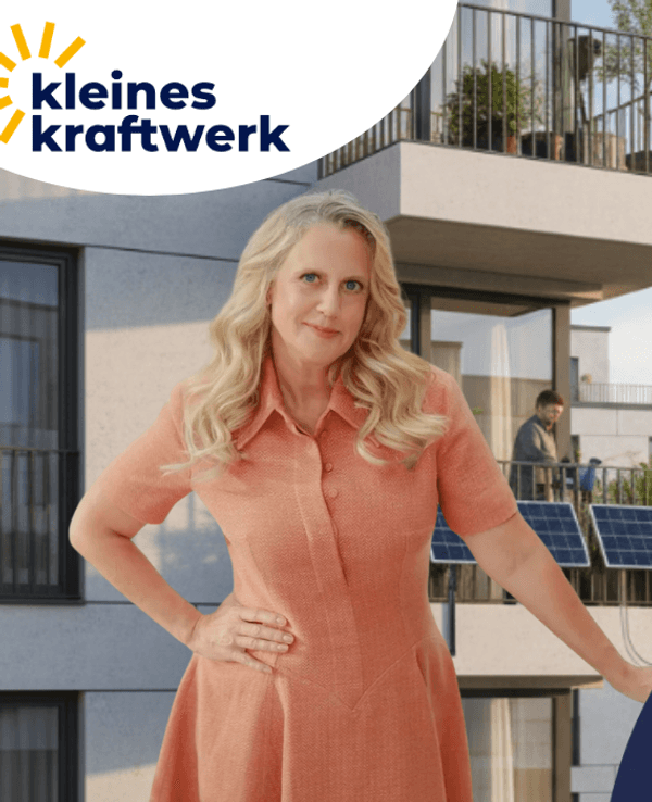 Barbara Schöneberger mit Kleines Kraftwerk Balkonkraftwerk vor einem Wohnhaus mit Balkonen und Solarpanelen.