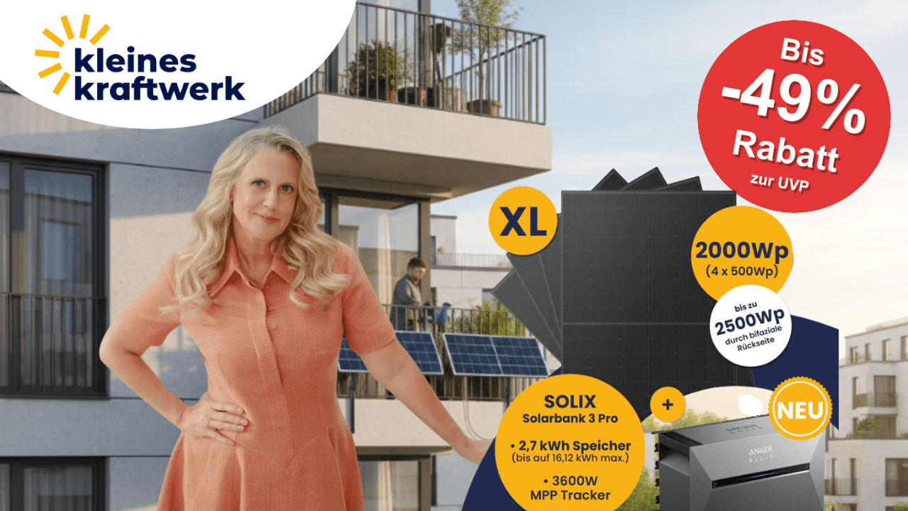 Barbara Schöneberger mit Kleines Kraftwerk Balkonkraftwerk vor einem Wohnhaus mit Balkonen und Solarpanelen.