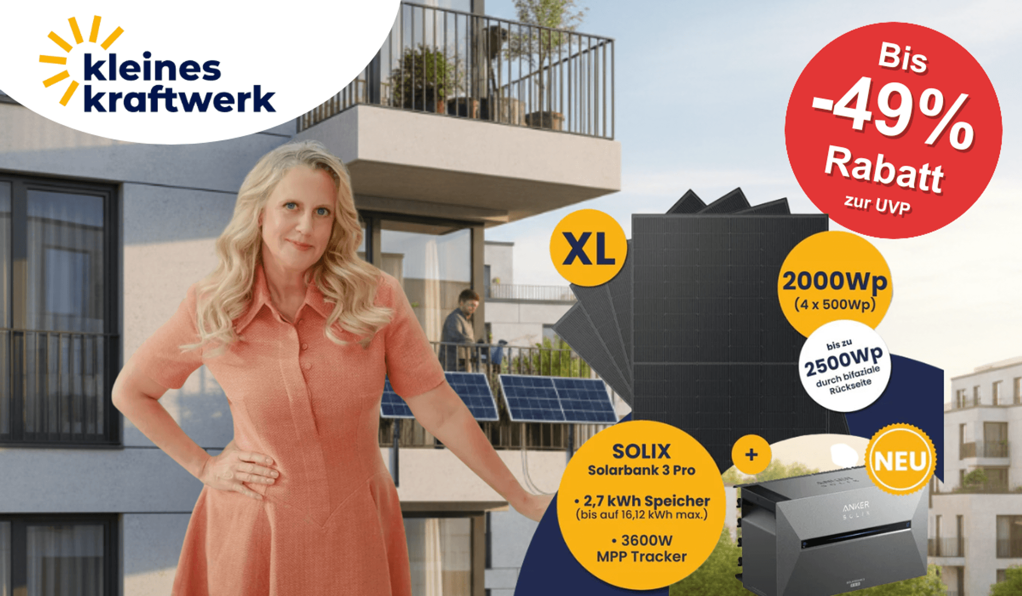 Barbara Schöneberger mit Kleines Kraftwerk Balkonkraftwerk vor einem Wohnhaus mit Balkonen und Solarpanelen.