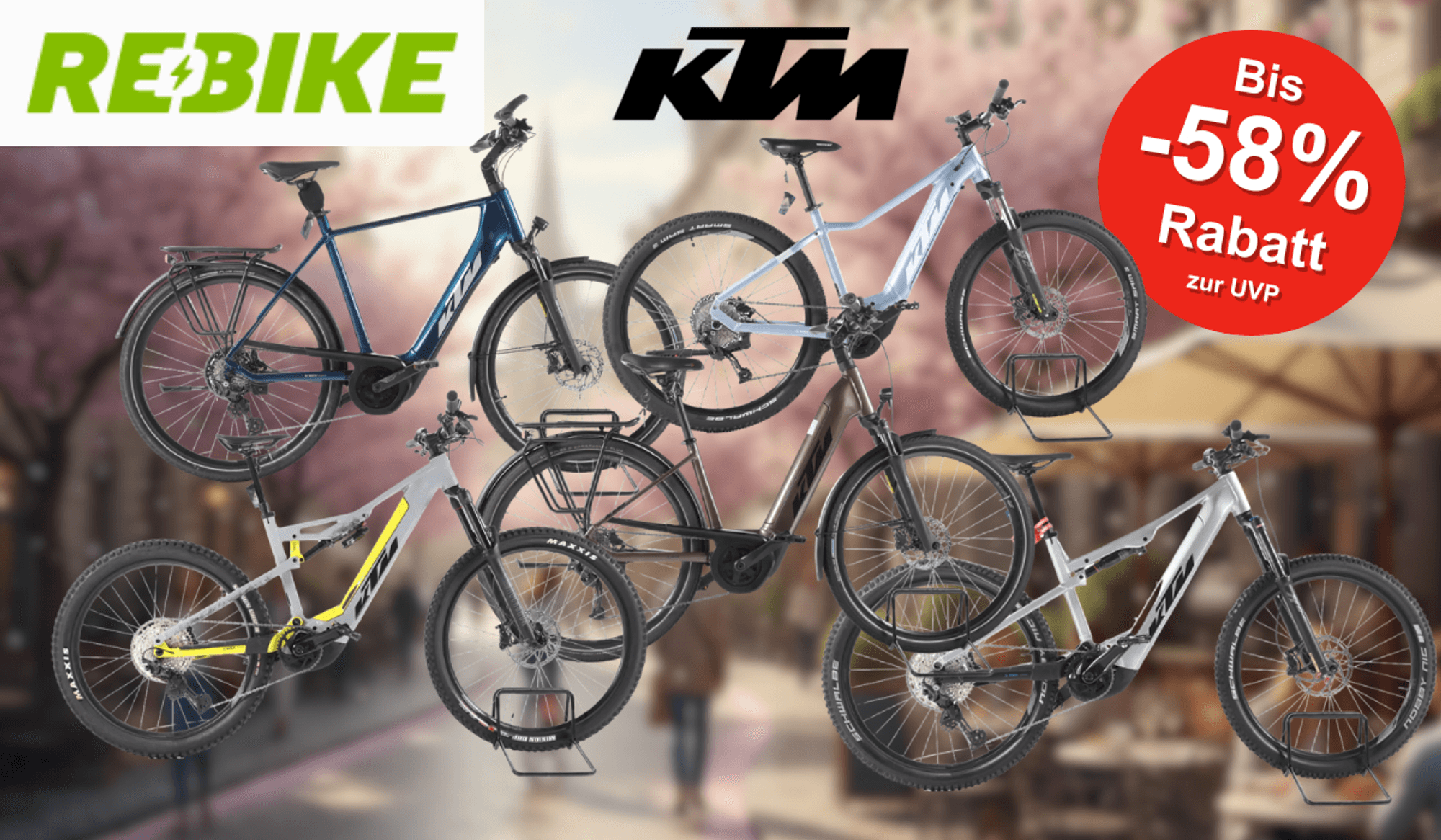 Mehrere KTM E-Bike Modelle vor einer sonnigen Innenstadt im Hintergrund.