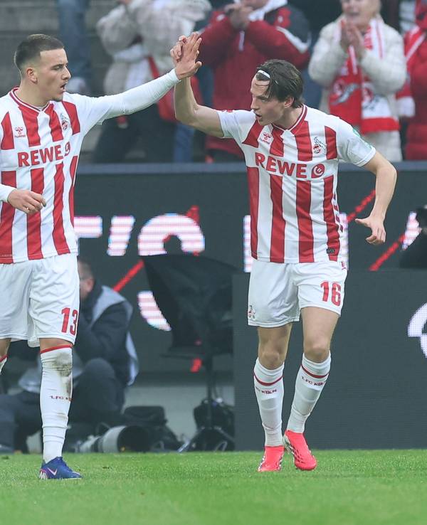 Said El Mala und Jakub Kaminski klatschen ab.