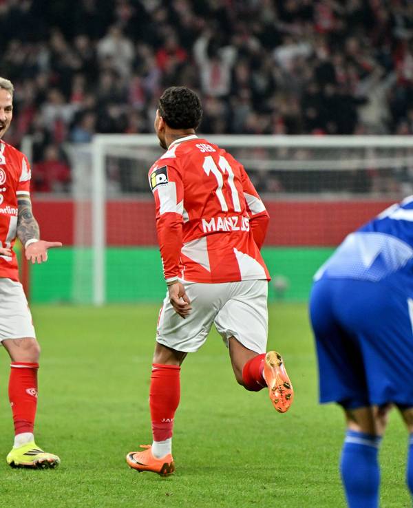 Armindo Sieb (M.) jubelt nach seinem Tor zum 2:0 mit Phillip Tietz (l.).