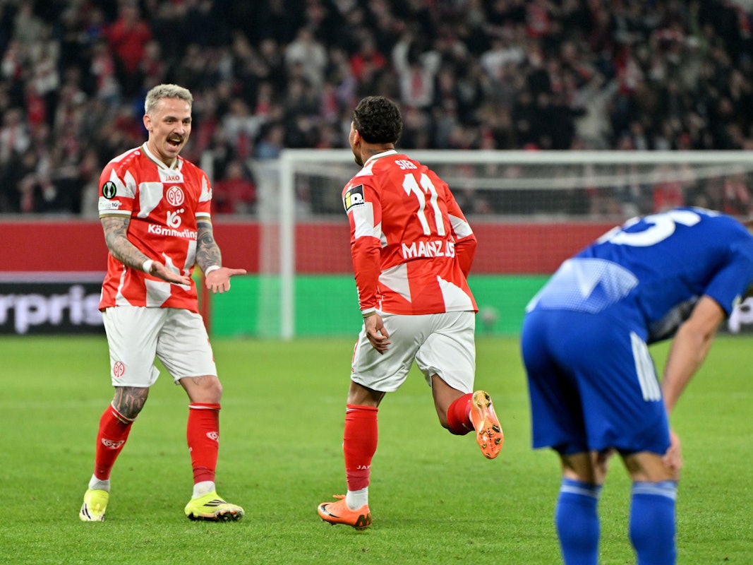 Armindo Sieb (M.) jubelt nach seinem Tor zum 2:0 mit Phillip Tietz (l.).