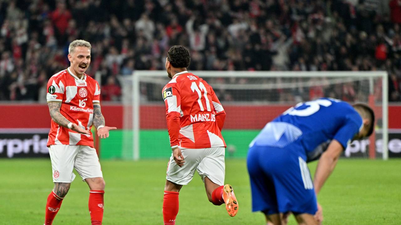 Armindo Sieb (M.) jubelt nach seinem Tor zum 2:0 mit Phillip Tietz (l.).