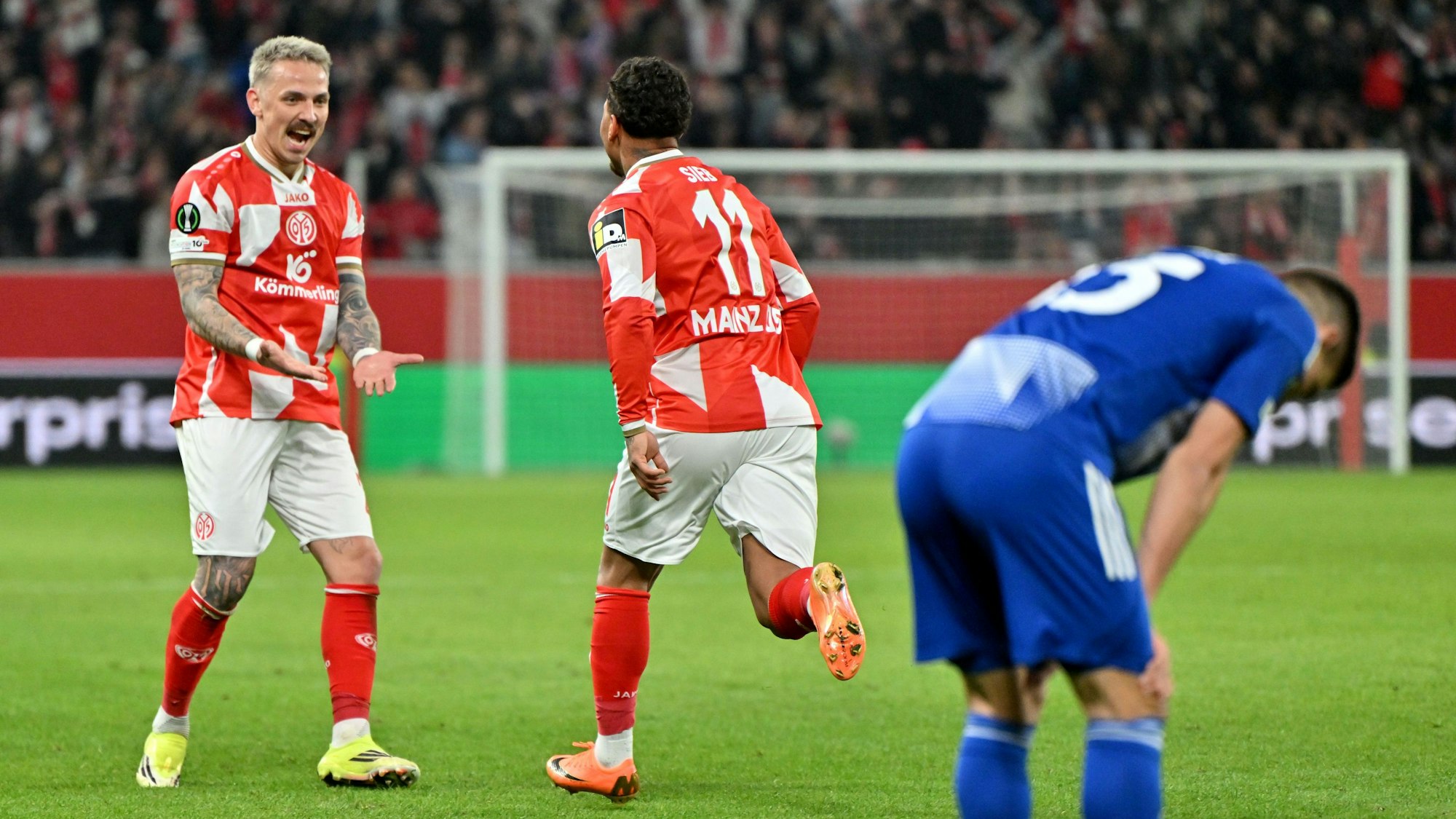 Armindo Sieb (M.) jubelt nach seinem Tor zum 2:0 mit Phillip Tietz (l.).