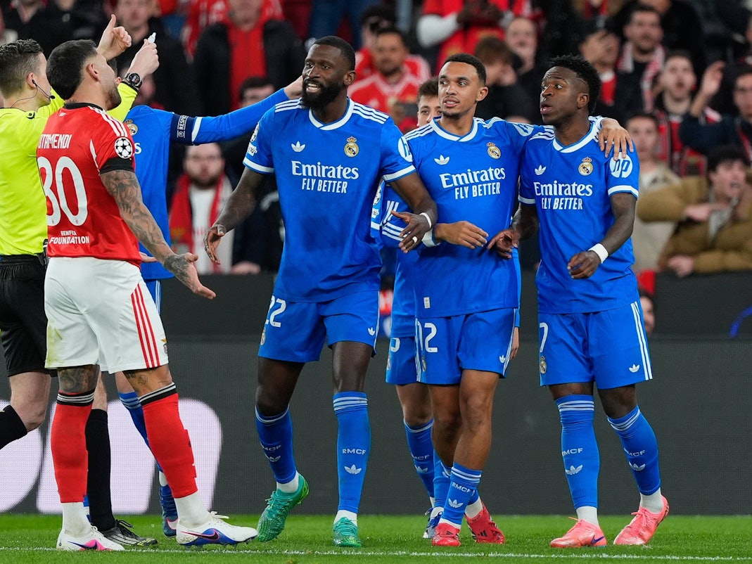 Antonio Rüdiger, Trent Alexander-Arnold (2.v.r) und Vinicius Junior (r.) diskutieren mit Benfica-Profi Nicolas Otamendi.