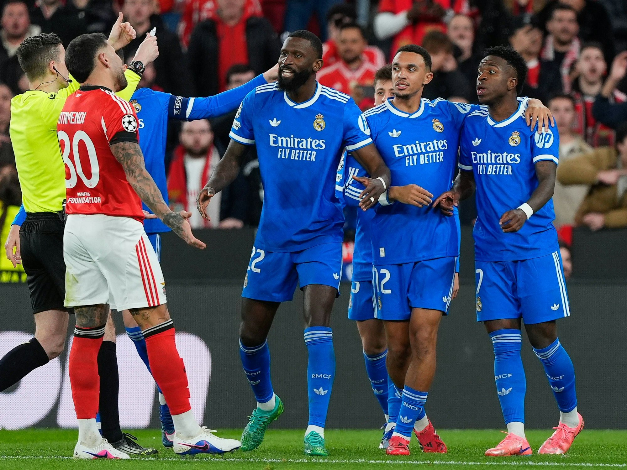 Antonio Rüdiger, Trent Alexander-Arnold (2.v.r) und Vinicius Junior (r.) diskutieren mit Benfica-Profi Nicolas Otamendi.