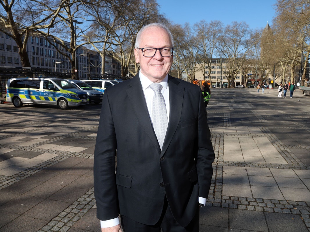 Polizeipräsident Johannes Hermanns steht am Neumarkt, dem bekanntesten Treffpunkt der Kölner Drogenszene.