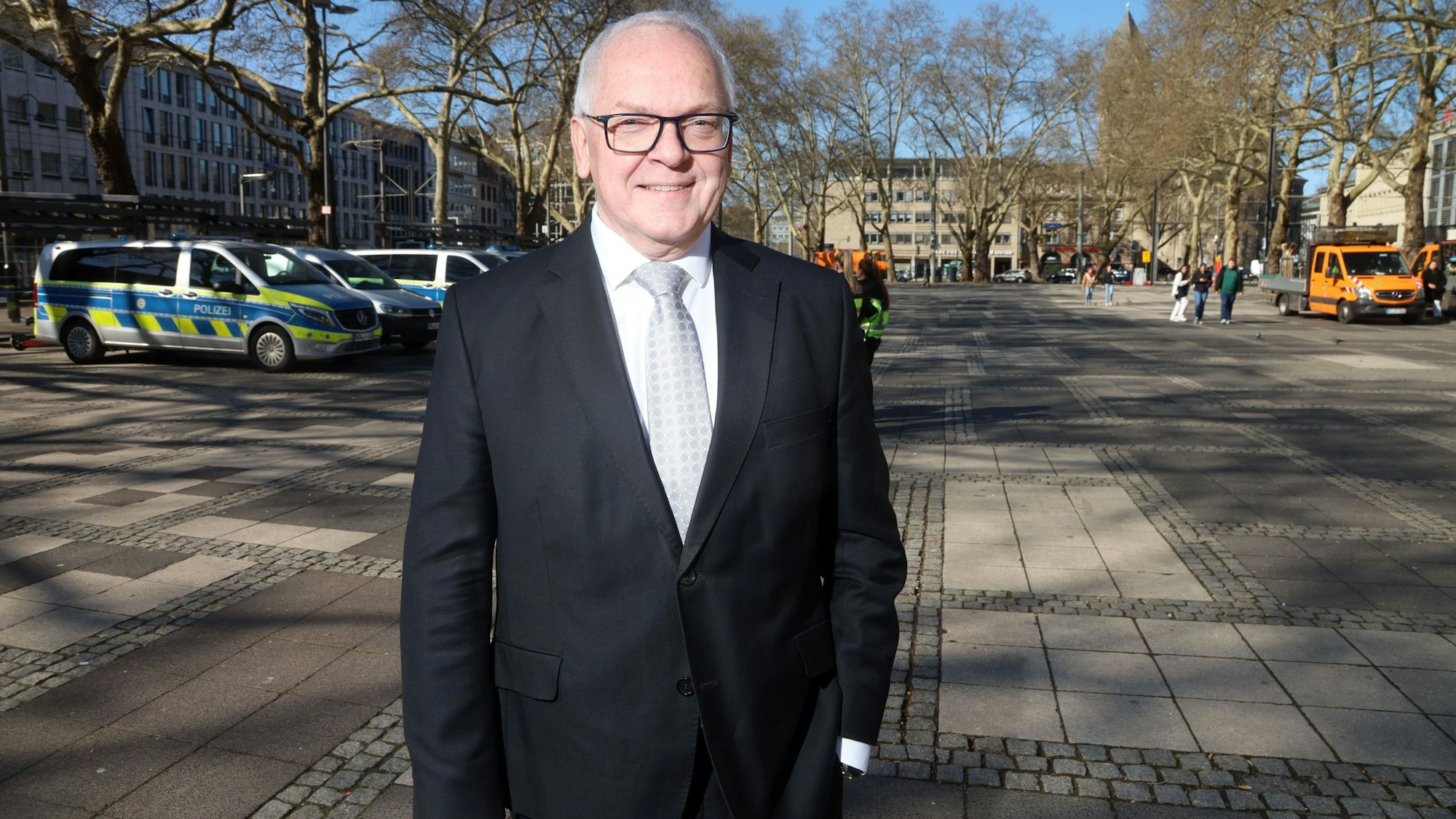 Polizeipräsident Johannes Hermanns steht am Neumarkt, dem bekanntesten Treffpunkt der Kölner Drogenszene.