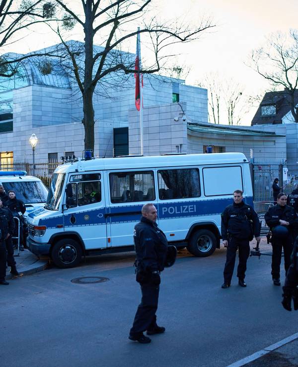 Die Polizei sichert das Gelände bei einer Demonstration zur Unterstützung der US-amerikanischen und israelischen Angriffe auf den Iran vor der iranischen Botschaft in Berlin.