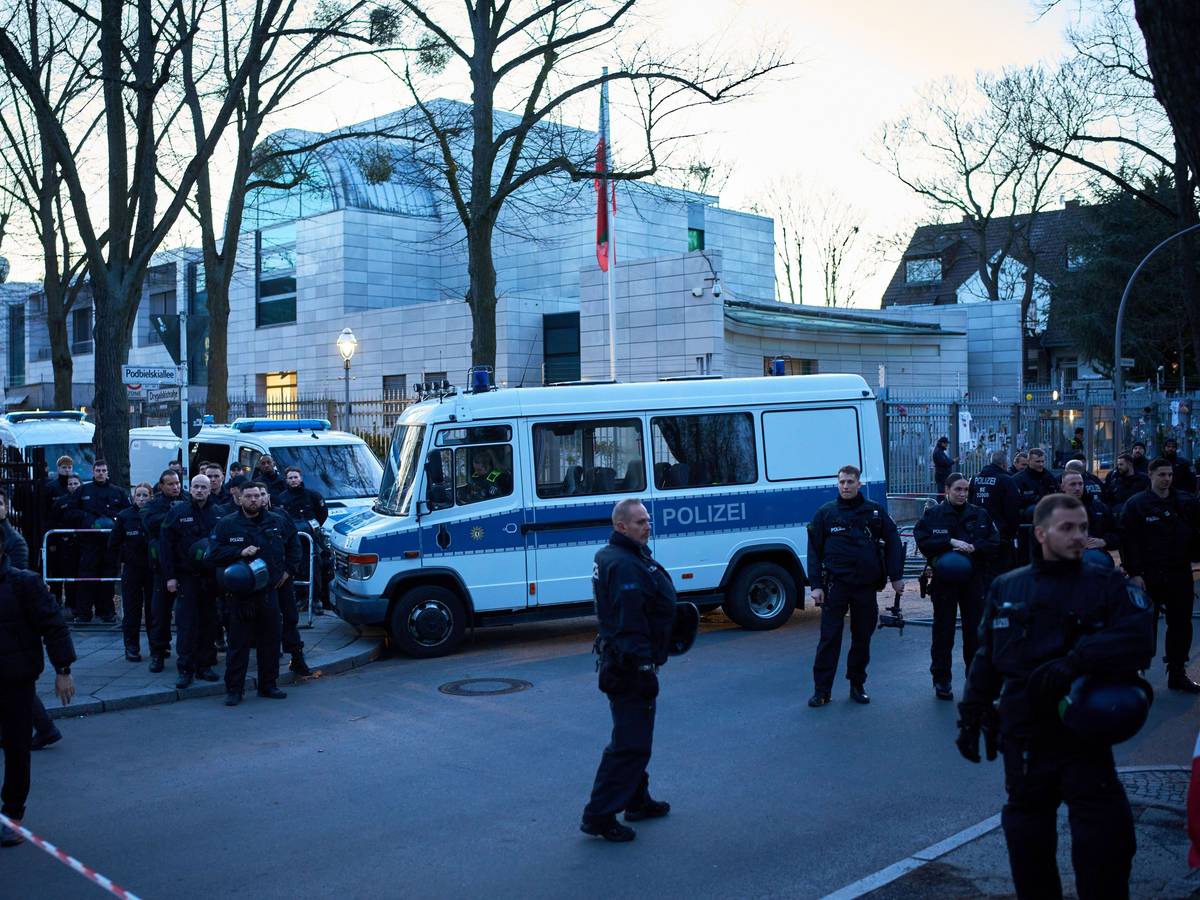 Die Polizei sichert das Gelände bei einer Demonstration zur Unterstützung der US-amerikanischen und israelischen Angriffe auf den Iran vor der iranischen Botschaft in Berlin.