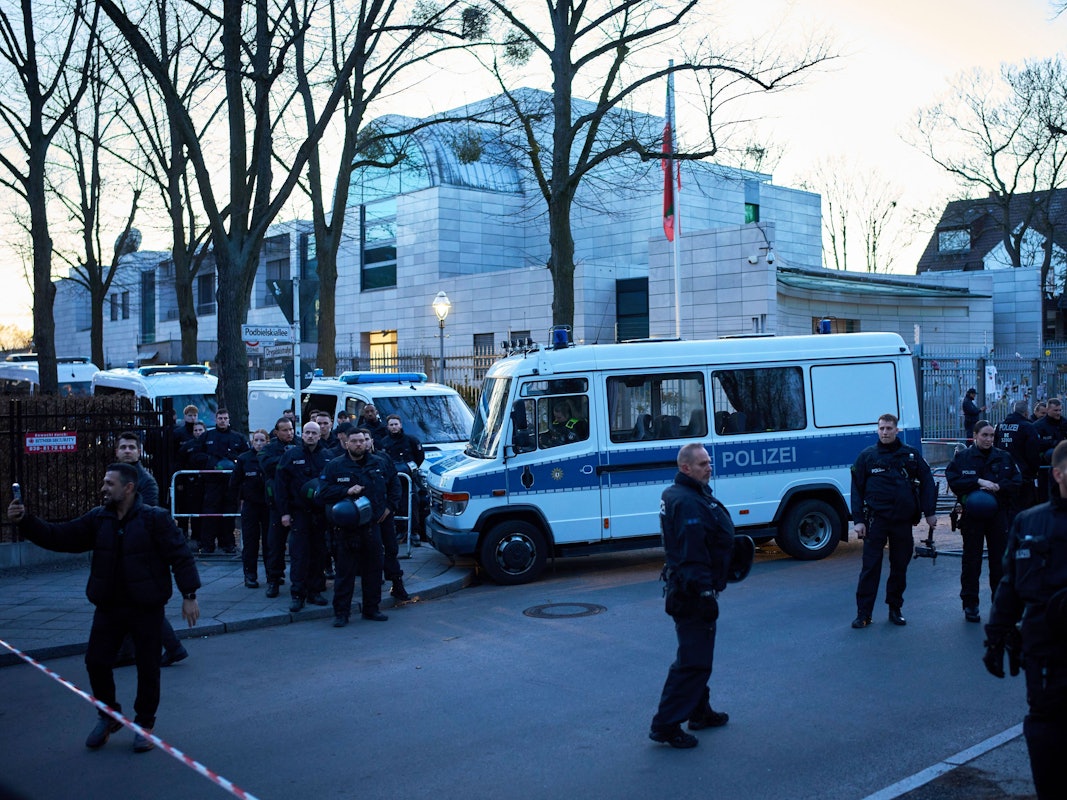 Die Polizei sichert das Gelände bei einer Demonstration zur Unterstützung der US-amerikanischen und israelischen Angriffe auf den Iran vor der iranischen Botschaft in Berlin.