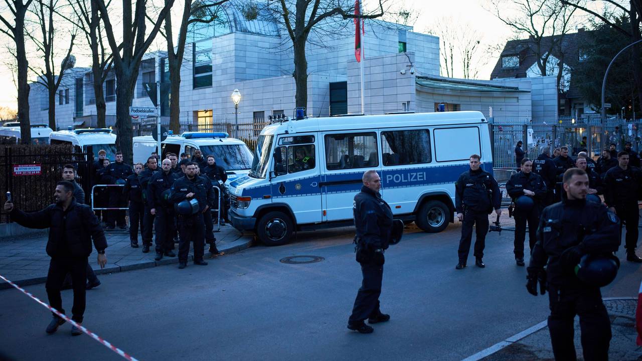 Die Polizei sichert das Gelände bei einer Demonstration zur Unterstützung der US-amerikanischen und israelischen Angriffe auf den Iran vor der iranischen Botschaft in Berlin.