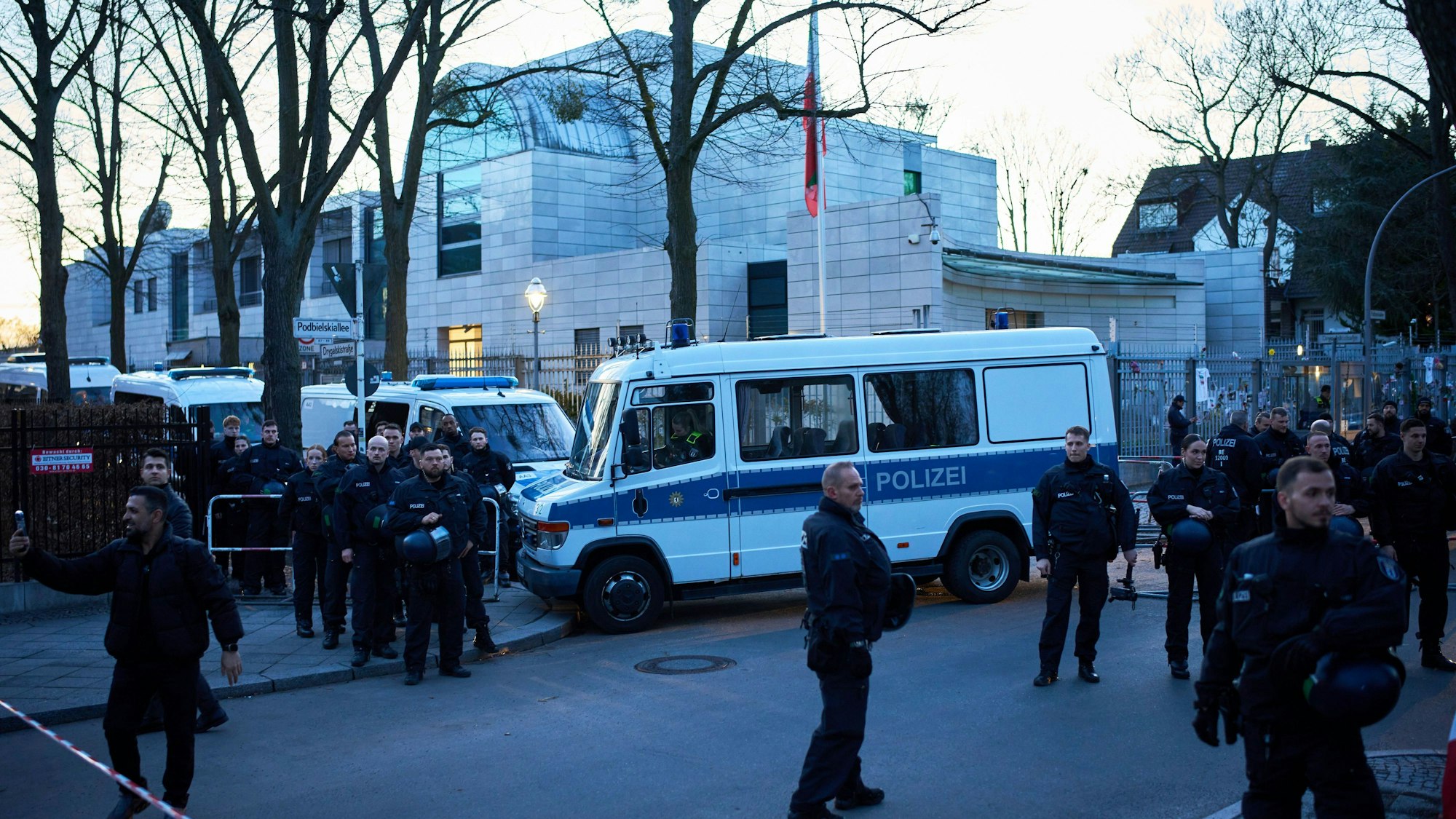 Die Polizei sichert das Gelände bei einer Demonstration zur Unterstützung der US-amerikanischen und israelischen Angriffe auf den Iran vor der iranischen Botschaft in Berlin.
