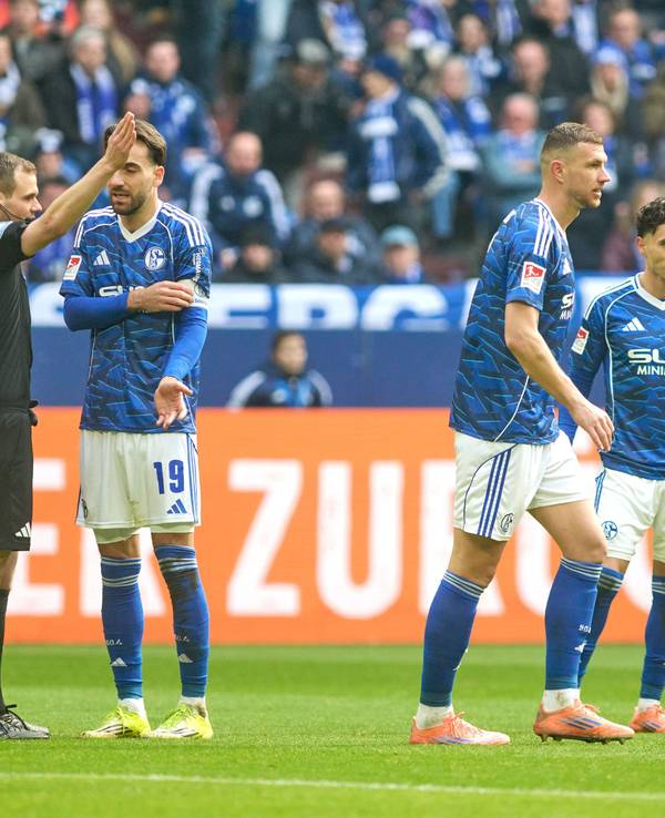Schiedsrichter Robin Braun schickt Edin Dzeko (3.v.r.) vom Platz, nachdem er ihm die Rote Karte gezeigt hat.