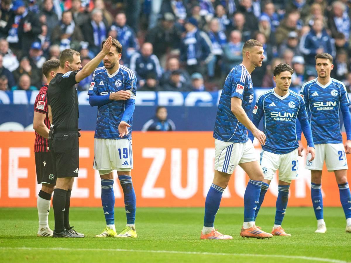 Schiedsrichter Robin Braun schickt Edin Dzeko (3.v.r.) vom Platz, nachdem er ihm die Rote Karte gezeigt hat.